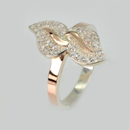 Серебряное кольцо с золотыми пластинками и фианитами