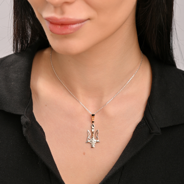 Срібна підвіска з золотими вставками та гербом Ураїни