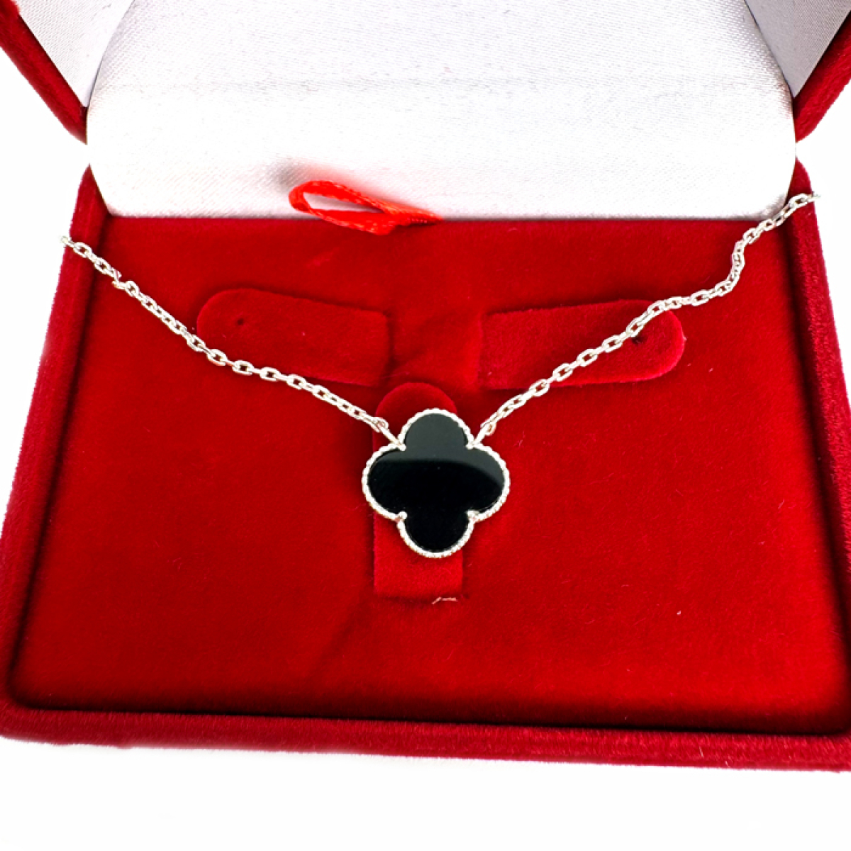 Срібна підвіска на ланцюжку з конюшиною