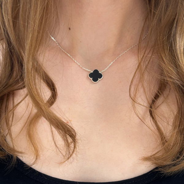 Срібна підвіска на ланцюжку з конюшиною