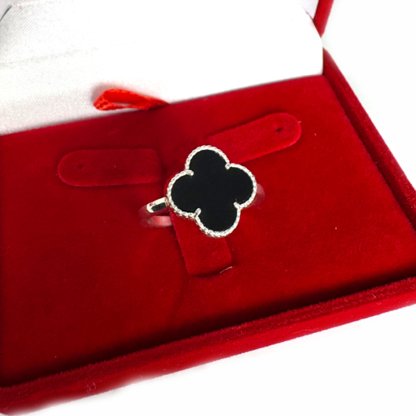 Срібна каблучка з конюшиною