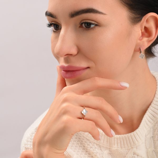 Серебряное кольцо с клевером и золотыми вставками