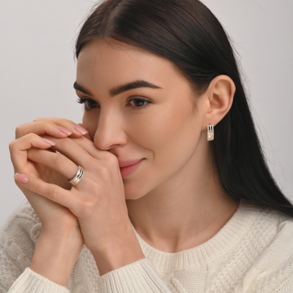 Срібна каблучка з золотими вставками