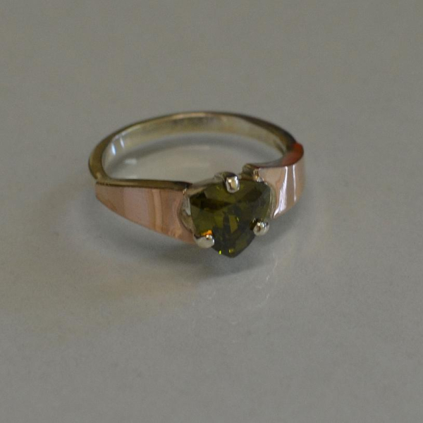 Срібна каблучка з золотими вставками