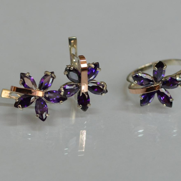 Срібний гарнітур із золотими вставками