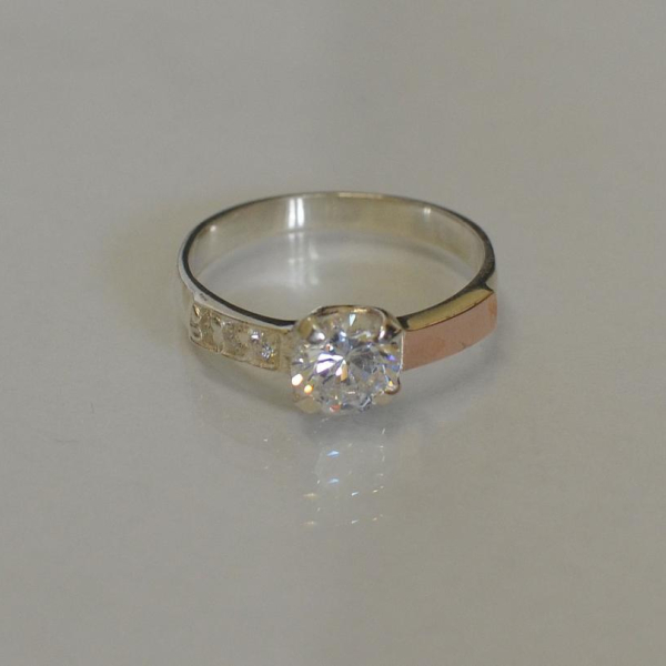 Срібна каблучка з золотими вставками