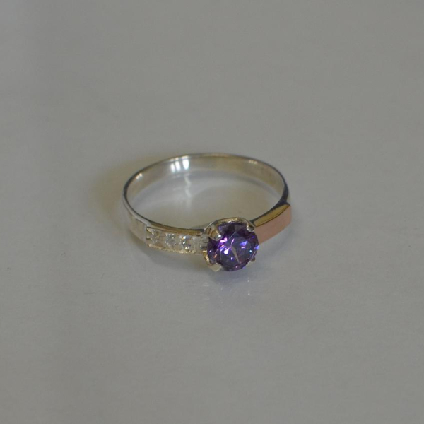 Срібна каблучка з золотими вставками