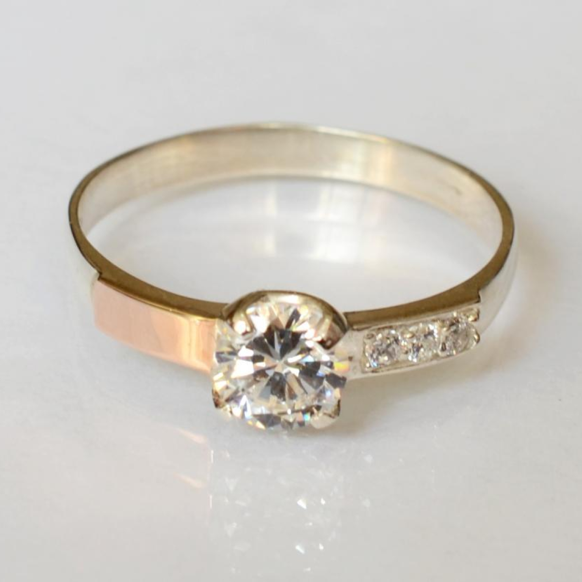 Срібна каблучка з золотими вставками