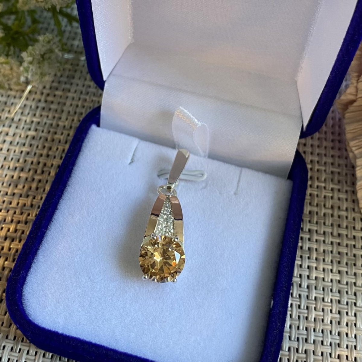 Срібна підвіска з пластинами золота