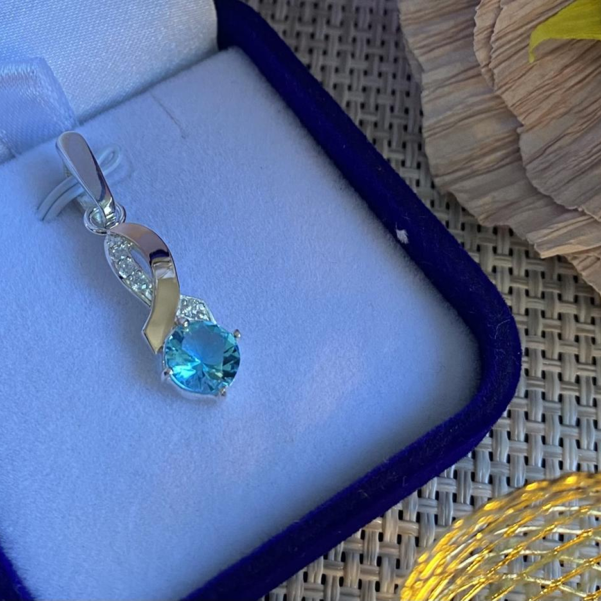 Срібна підвіска з пластинами золота