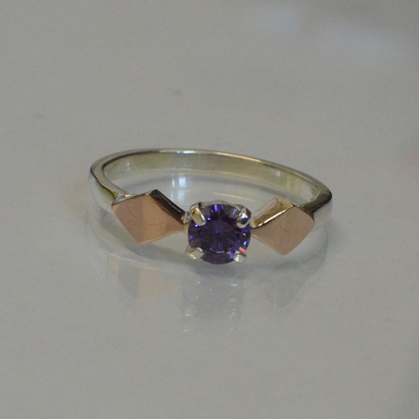 Срібна каблучка  зі вставками з золота