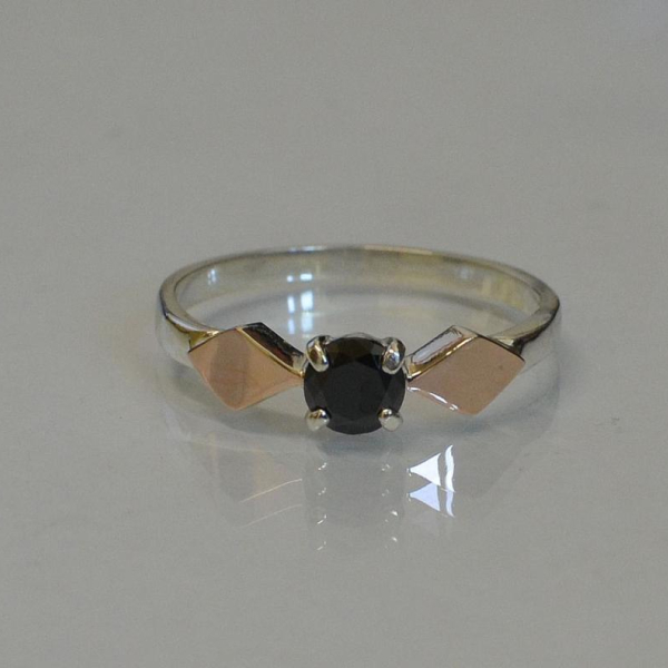 Срібна каблучка  зі вставками з золота