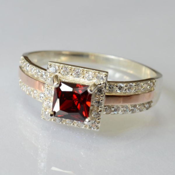 Серебряное кольцо с золотыми вставками