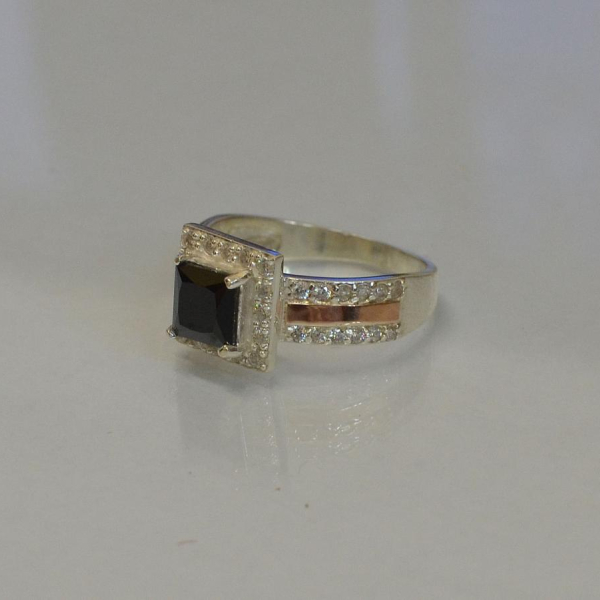 Серебряное кольцо с золотыми вставками