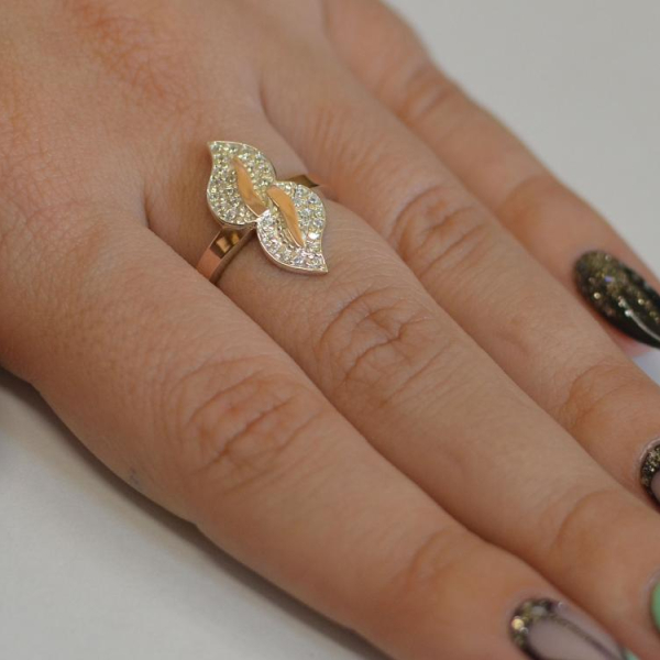 Срібна каблучка з золотими пластинками і фіанітами