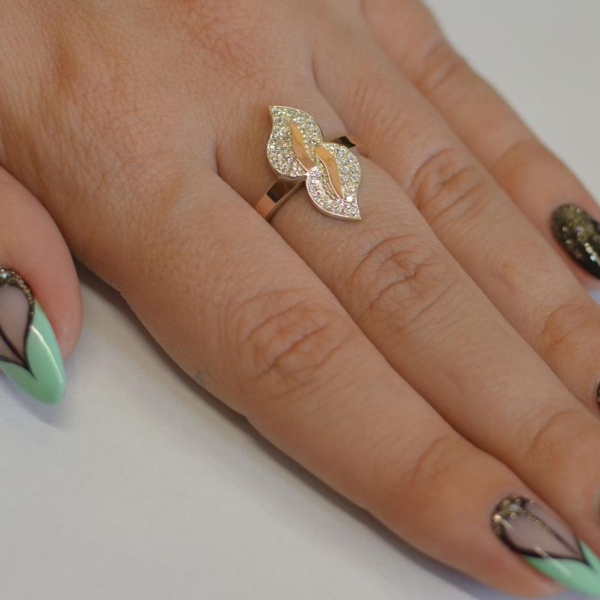 Срібна каблучка з золотими пластинками і фіанітами