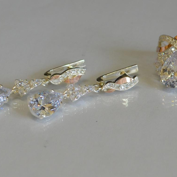 Серебряный набор с золотыми вставками и фианитами