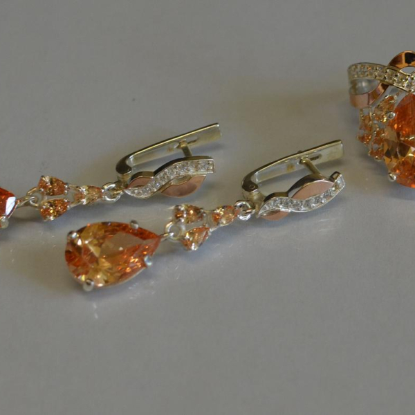 Серебряный набор с золотыми вставками и фианитами