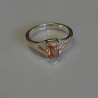 Срібна каблучка з золотими пластинами і фіанітами