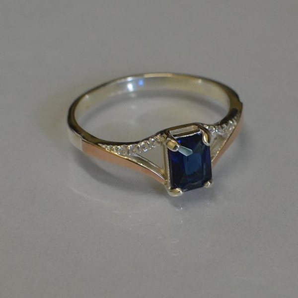 Срібна каблучка з золотими пластинами і фіанітами