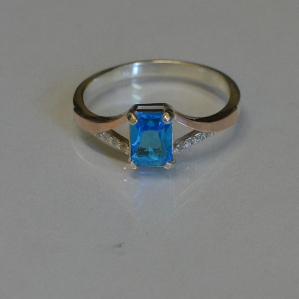 Срібна каблучка з золотими пластинами і фіанітами