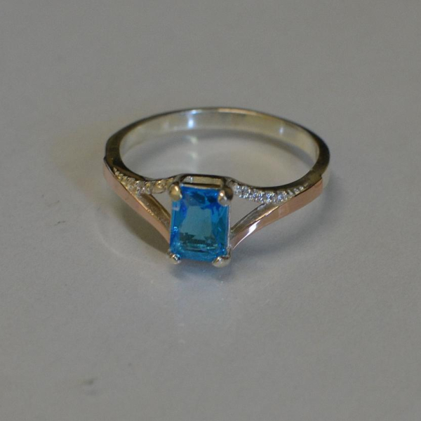 Срібна каблучка з золотими пластинами і фіанітами