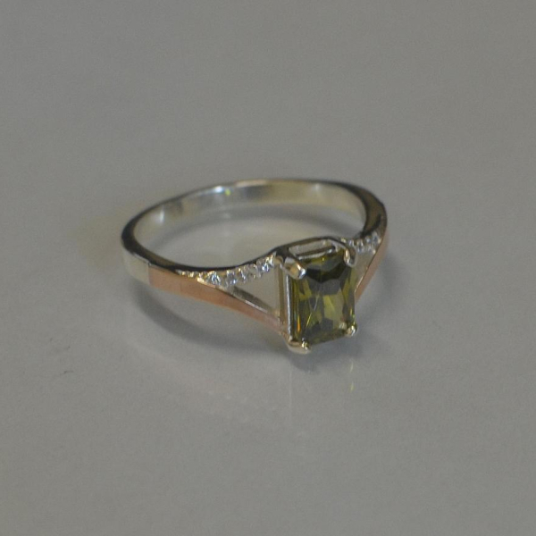 Срібна каблучка з золотими пластинами і фіанітами