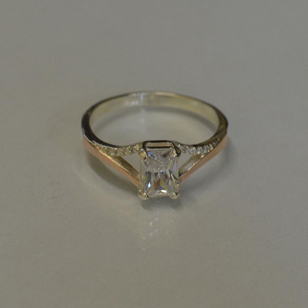 Срібна каблучка з золотими пластинами і фіанітами