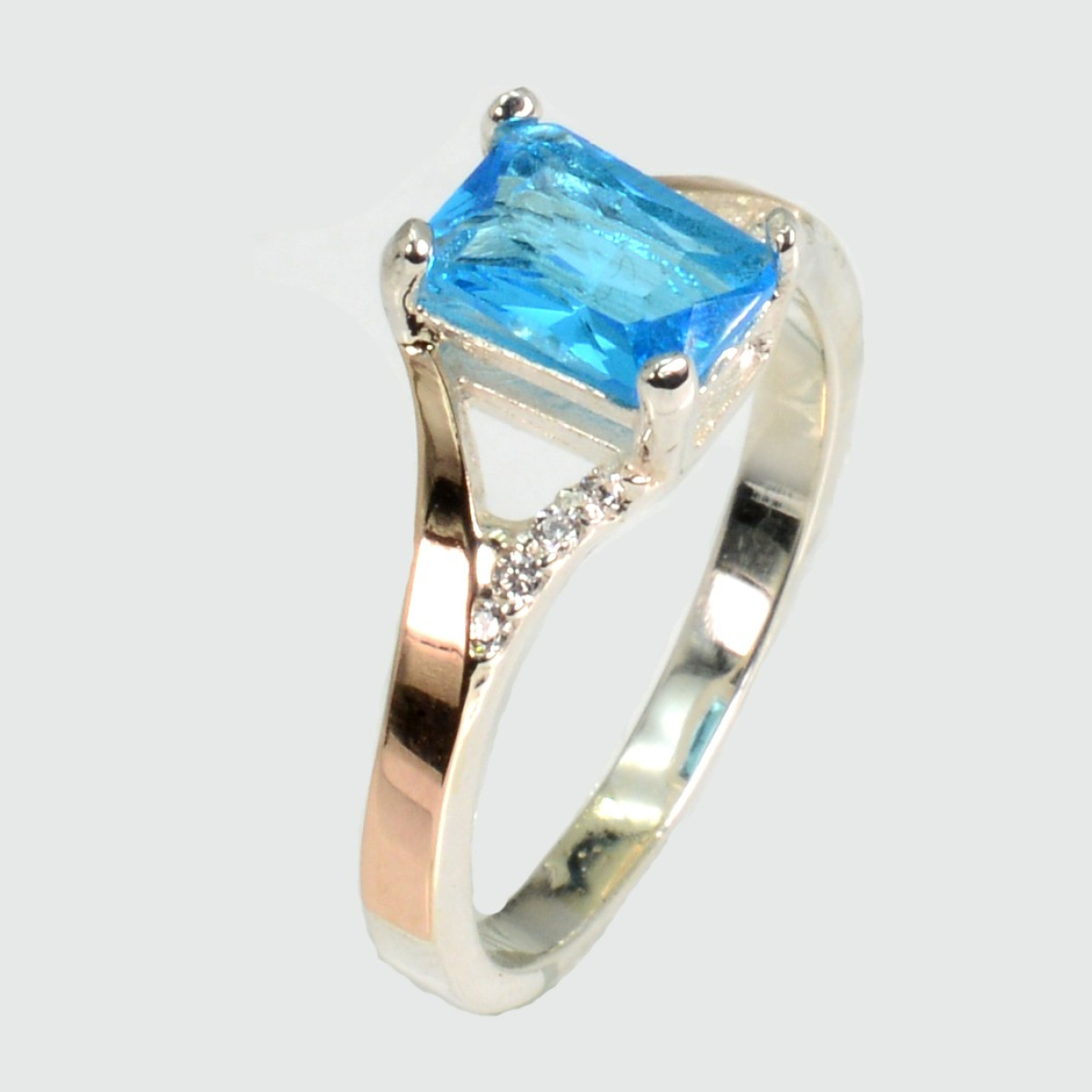 Срібна каблучка з золотими пластинами і фіанітами