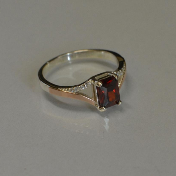 Срібна каблучка з золотими пластинами і фіанітами