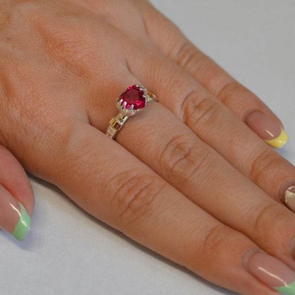 Каблучка Серце в руках