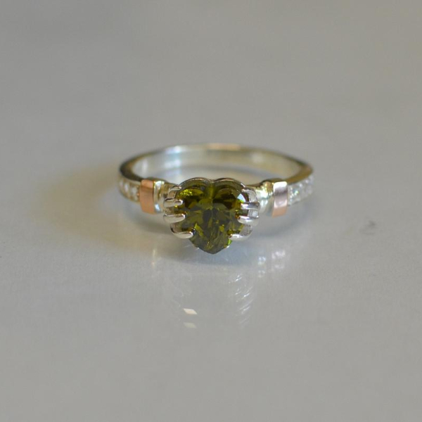 Каблучка Серце в руках