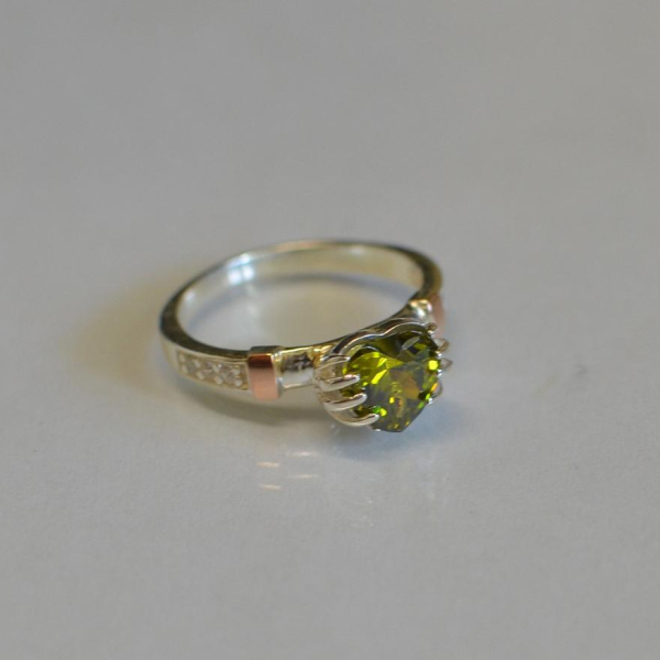 Каблучка Серце в руках