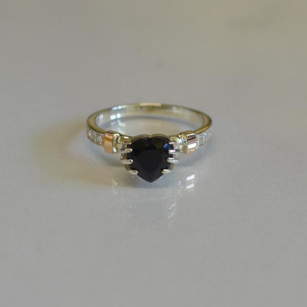 Каблучка Серце в руках