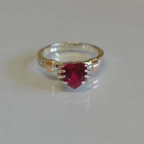 Каблучка Серце в руках