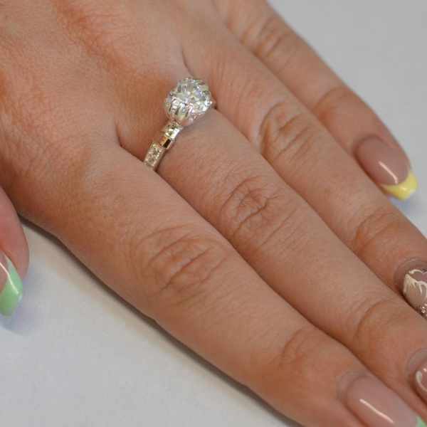 Каблучка Серце в руках