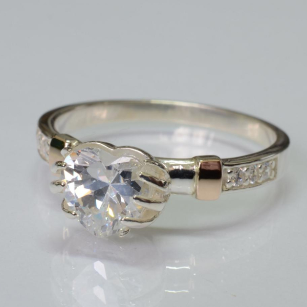 Каблучка Серце в руках