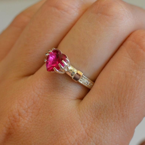 Каблучка Серце в руках