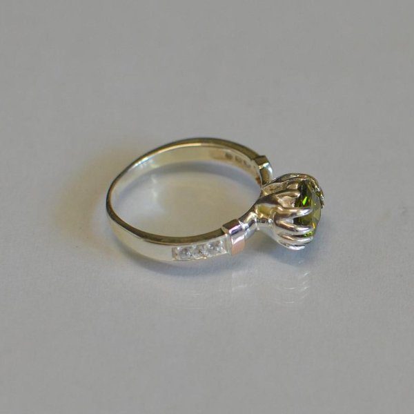 Каблучка Серце в руках