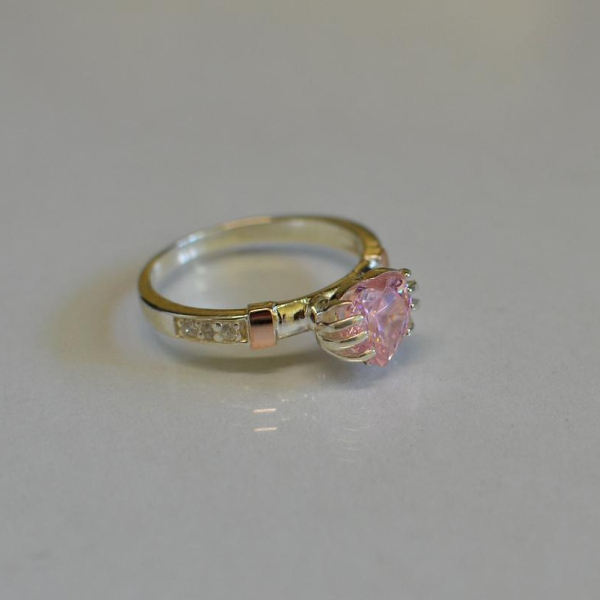 Каблучка Серце в руках