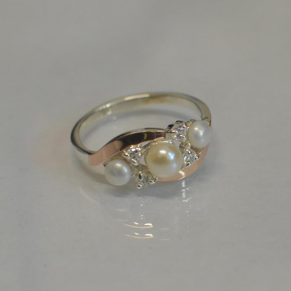 Срібна каблучка з жемчугом