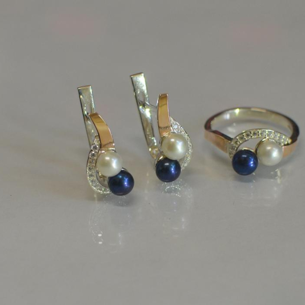 Срібний набір прикрас з перлинами