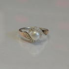 Срібна каблучка з золотоми вставками та перлиною