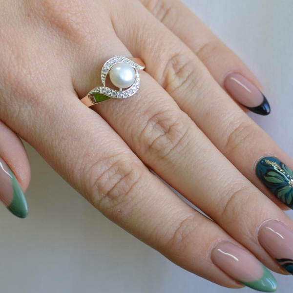 Срібна каблучка з золотоми вставками та перлиною