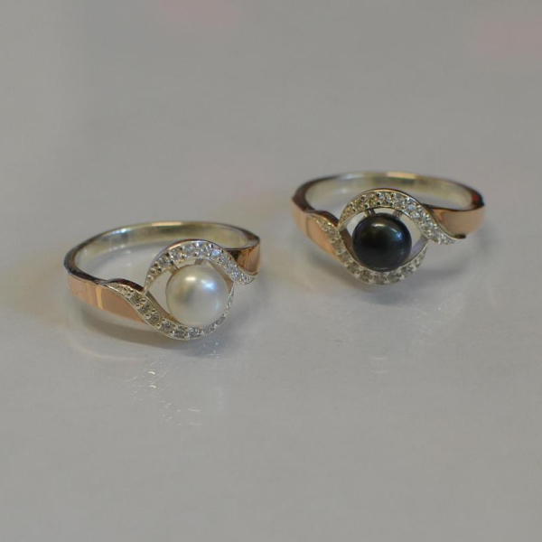 Срібна каблучка з золотоми вставками та перлиною