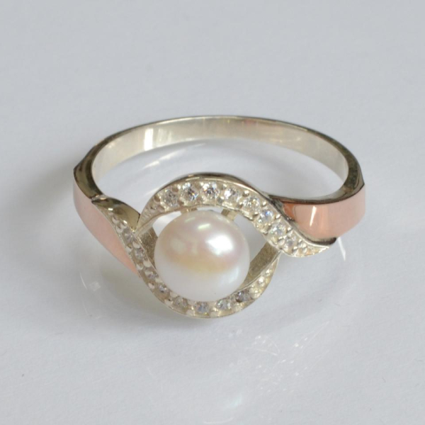 Срібна каблучка з золотоми вставками та перлиною