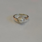 Срібна каблучка з золотоми вставками та перлиною