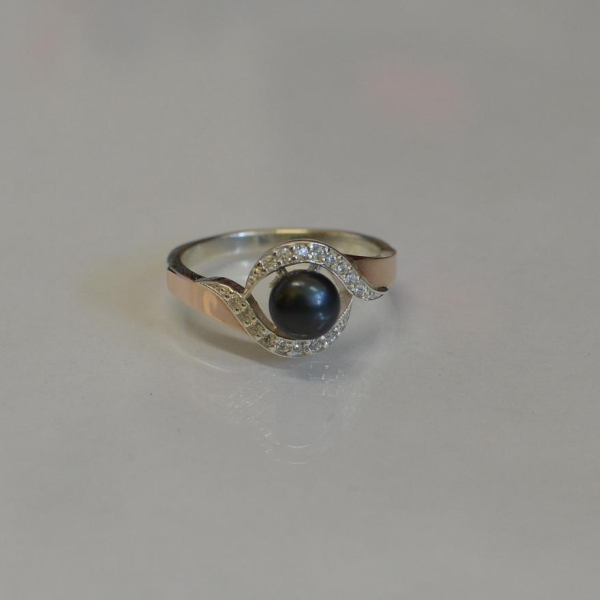 Срібна каблучка з золотоми вставками та перлиною