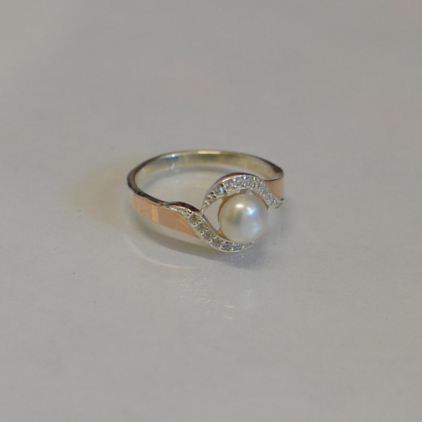 Срібна каблучка з золотоми вставками та перлиною