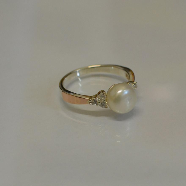 Срібна каблучка з жемчугом